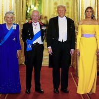 Meski begitu, tak sedikit pula yang membela Melania. Beberapa warganet menyebut gaun tersebut elegan, berani, dan hanya Melania yang bisa menampilkan gaun kuning dengan percaya diri. “Hanya Melania yang bisa tampil menawan dengan gaun kuning seperti ini. Menurut saya, ia tetap FLOTUS paling cantik dalam sejarah,” ujar seorang pengguna X. (Foto: Aaron Chown-WPA Pool/Getty Images)