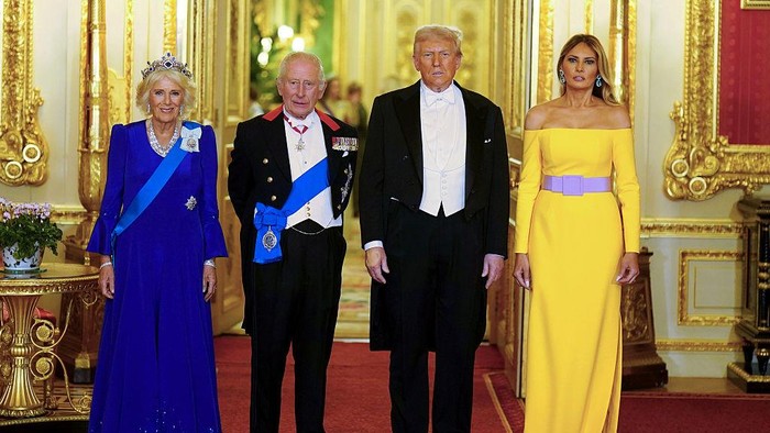 WINDSOR, ENGLAND - SEPTEMBER 17:  U.S. President Donald Trump, (2nd R) First Lady Melania Trump, (R) King Charles III and Queen Camilla (L) arrive for the State Banquet hosted by King Charles III and members of the Royal Family at Windsor Castle duri