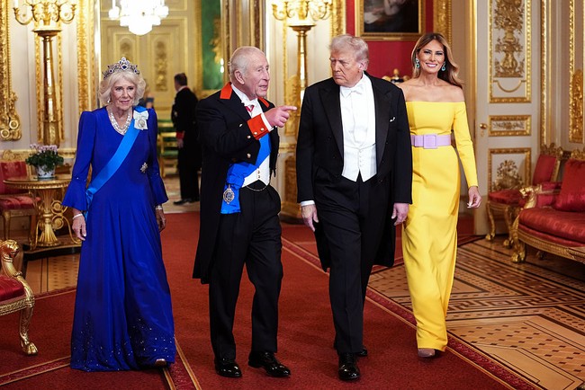 Agenda kunjungan Presiden AS Donald Trump ke Inggris pada Rabu (17/9/2025) berlanjut dengan jamuan malam resmi yang digelar Raja Charles III di Windsor Castle. Ibu Negara Melania Trump ikut mendampingi suaminya dengan pilihan busana yang mencolok. (Foto: Doug Mills-Pool/Getty Images)