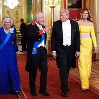 Agenda kunjungan Presiden AS Donald Trump ke Inggris pada Rabu (17/9/2025) berlanjut dengan jamuan malam resmi yang digelar Raja Charles III di Windsor Castle. Ibu Negara Melania Trump ikut mendampingi suaminya dengan pilihan busana yang mencolok. (Foto: Doug Mills-Pool/Getty Images)