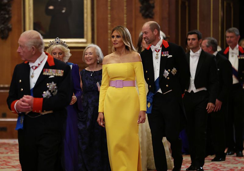 Gaya Melania Trump di Jamuan Resmi Raja Charles III WINDSOR, ENGLAND - SEPTEMBER 17: Queen Camilla and First Lady Melania Trump attend the State visit by the President of the United States of America at Windsor Castle on September 17, 2025 in Windsor, England. President Trump is in England from Sept. 16-18 on his second UK state visit, with the previous one taking place in 2019 during his first presidential term. (Photo by Anna Moneymaker/Getty Images)