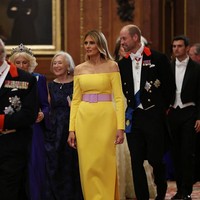 Tubuh perempuan 55 tahun itu dibungkus column dress kuning polos keluaran label Carolina Herrara. Gaun yang dipadu dengan oversized belt pink tersebut hadir dengan tampilan off-shoulder yang mengekspos bahunya. (Foto: Anna Moneymaker/Getty Images)