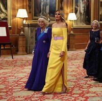 Penampilan Melania lantas memicu perdebatan hangat di media sosial. Banyak yang menilai gaya busananya kurang tepat untuk acara formal setingkat jamuan kenegaraan. (Foto: Anna Moneymaker/Getty Images)