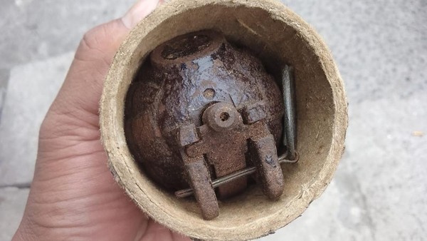 Pengepul Rongsokan Di Solo Temukan Granat Tangan Aktif Di Kediamannya