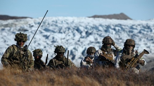 Suasana dingin di kawasan es Greenland mendadak terasa panas pada Rabu (17/9/2025). Sejumlah negara Eropa menggelar latihan militer gabungan berskala besar yang melibatkan pasukan Prancis, Denmark, Jerman, Swedia, dan Norwegia. REUTERS/Guglielmo Mangiapane