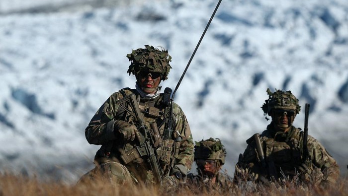 Greenland Memanas, Pasukan Eropa Unjuk Kekuatan di Tengah Es Suasana dingin di kawasan es Greenland mendadak terasa panas pada Rabu (17/9/2025). Sejumlah negara Eropa menggelar latihan militer gabungan berskala besar yang melibatkan pasukan Prancis, Denmark, Jerman, Swedia, dan Norwegia. REUTERS/Guglielmo Mangiapane