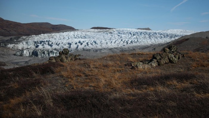 Suasana dingin di kawasan es Greenland mendadak terasa panas pada Rabu (17/9/2025). Sejumlah negara Eropa menggelar latihan militer gabungan berskala besar yang melibatkan pasukan Prancis, Denmark, Jerman, Swedia, dan Norwegia. REUTERS/Guglielmo Mangiapane