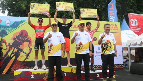 Gubernur NTT, Melki Laka Lena pose bersama para pebalap yang menjuarai etape ke tujuh di Kabupaten Nagekeo, NTT, Kamis (18/9/2025). (Dok. Humas Pemprov NTT)