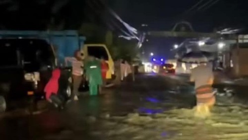 Hujan deras mengakibatkan air sungai meluap dan ruas jalan kebanjiran di Desa Kembang Kerang Lauq, Kecamatan Aikmel, Lombok Timur, Kamis (18/9/2025) malam. (Foto: Istimewa/Putra Yahya)