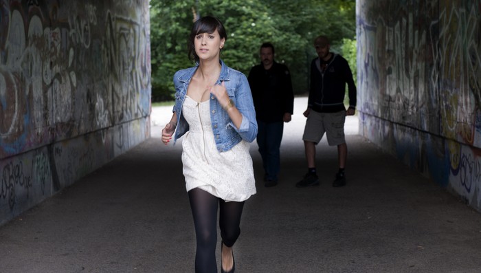 Ilustrasi wanita dikejar orang lain