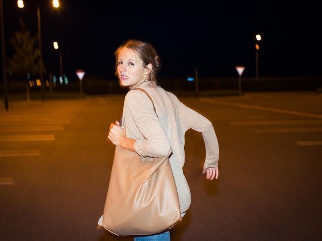 Ilustrasi wanita dikejar orang lain