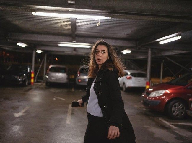 Ilustrasi wanita dikejar orang lain