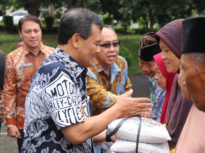 Gubernur Jateng, Ahmad Luthfi, saat beri bantuan beras kepada warga masuk kelompok rentan di Kompleks Tarubudaya, Ungaran, Kabupaten Semarang, Kamis (18/9/2025).