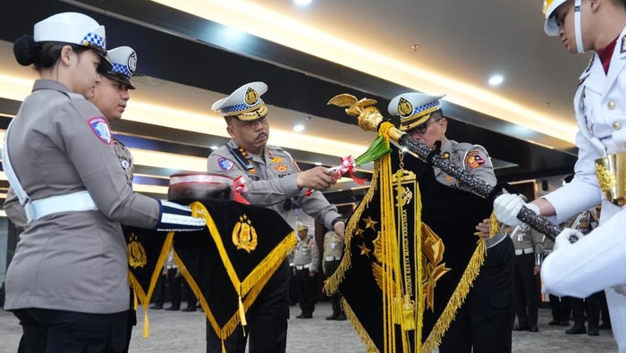 Kakorlantas Polri Irjen Pol Agus Suryonugroho memimpin upacara Pencucian Pemuliaan Pataka Korps Lalu Lintas Polri Dharmakerta Marga Raksyaka.