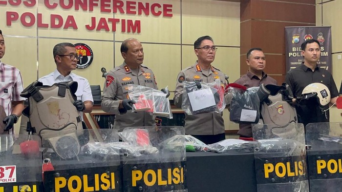 Kapolda Jatim Irjen Nanang Avianto saat press release perusuh demo di Mapolda Jatim