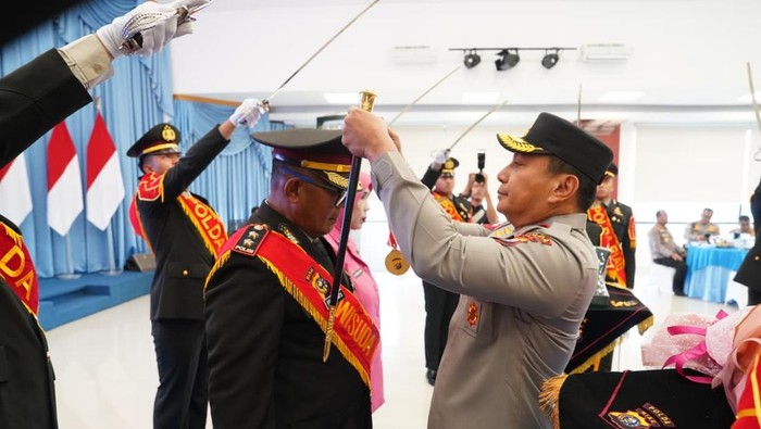 Kapolda Riau Irjen Herry Heryawan melepas puluhan personel Polri dan ASN purna bakti, Kamis (18/9/2025).