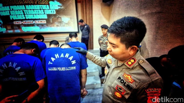 Kapolres Sukabumi AKBP Samian melempar pertanyaan kepada pengedar ganja