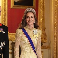 Dalam acara penyambutan Presiden Amerika Serikat Donald Trump dan Ibu Negara Melania Trump, Putri Wales tampil anggun dengan gaun lace berhias bordiran mawar rancangan desainer Phillipa Lepley. Foto: Getty Images/WPA Pool