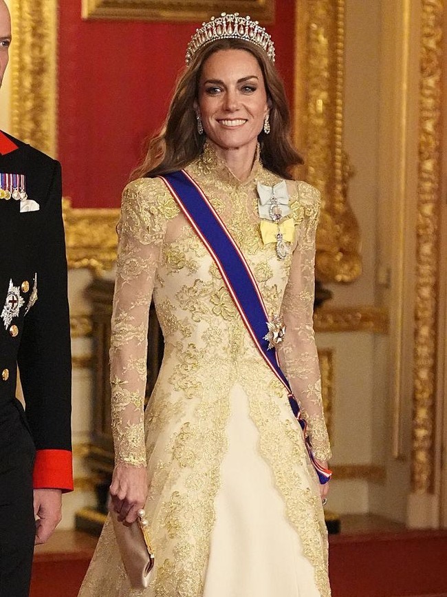 Untuk jamuan makan malam kenegaraan yang digelar menghormati kunjungan Donald Trump dan Melania, Kate memilih dress emas bersulam tangan rancangan Phillipa Lepley. Siluet bahu mengembang dan lapisan di atas gaun sutra gading menciptakan tampilan megah. Ia melengkapi penampilannya dengan tiara Lover’s Knot, menambah kesan klasik sekaligus bersejarah. Foto: Getty Images/WPA Pool