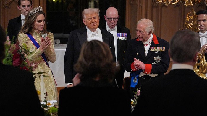 Kate Middleton Saat Jamuan Kenegaraan Menyambut Donald Trump WINDSOR, ENGLAND - SEPTEMBER 17: Catherine, Princess of Wales and Prince William, Prince of Wales arrive for the State Banquet hosted by King Charles III and members of the Royal Family at Windsor Castle during the state visit by the President of the United States of America on September 17, 2025 in Windsor, England. President Trump is in England from Sept. 16-18 on his second UK state visit, with the previous one taking place in 2019 during his first presidential term. (Photo by Aaron Chown-WPA Pool/Getty Images)