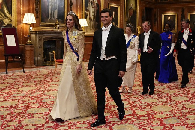 Kehadiran Kate dan Pangeran William dalam jamuan ini menandai peran penting mereka dalam diplomasi kerajaan. Pasangan tersebut ditunjuk untuk menyambut langsung Donald dan Melania Trump setibanya di Windsor, sebelum bergabung dengan Raja Charles III dan Ratu Camilla dalam prosesi kereta menuju kastil. Foto: Getty Images/WPA Pool