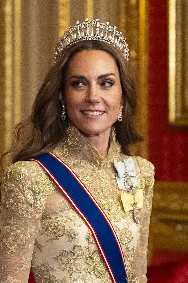Yang semakin istimewa, Kate memadukan penampilannya dengan tiara ikonik Queen Mary Lover’s Knot, perhiasan mewah bernilai sekitar US$135 juta atau setara Rp 2,2 triliun. Mahkota tersebut dikenal sebagai tiara favorit mendiang ibu mertuanya, Putri Diana. Foto: Getty Images/WPA Pool