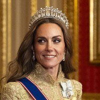 Yang semakin istimewa, Kate memadukan penampilannya dengan tiara ikonik Queen Mary Lover’s Knot, perhiasan mewah bernilai sekitar US$135 juta atau setara Rp 2,2 triliun. Mahkota tersebut dikenal sebagai tiara favorit mendiang ibu mertuanya, Putri Diana. Foto: Getty Images/WPA Pool