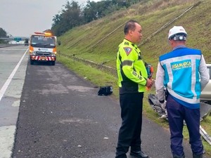 Brakk! Pemobil Ngantuk Tabrak Bokong Truk di Tol Barukan Salatiga