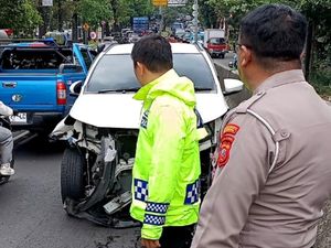 Mobil Tabrak Barrier hingga 2 Kendaraan di Flyover Supratman