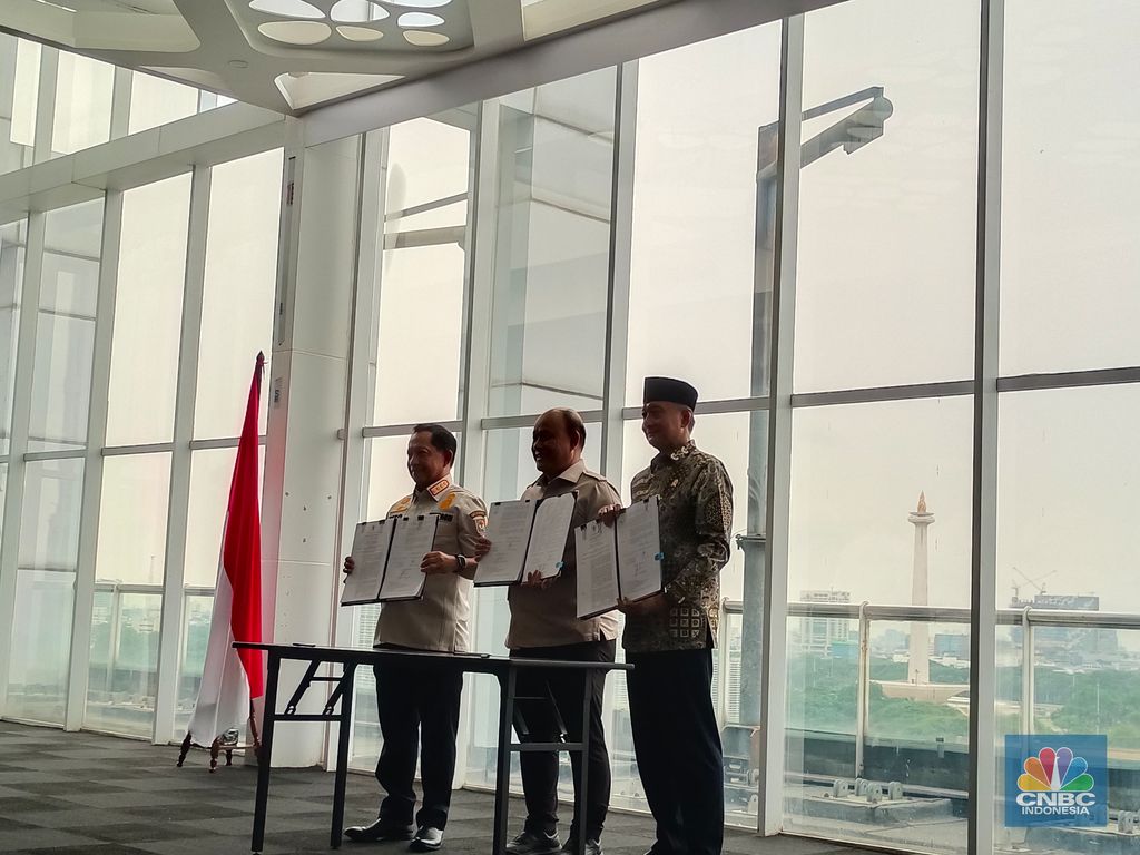 Kepala Badan Gizi Nasional (BGN) Dadan Hindayana bersama Menteri Pekerjaan Umum (PU) Dody Hanggodo, dan Menteri Dalam Negeri (Mendagri) Tito Karnavian melakukan penandatanganan Surat Keputusan Bersama (SKB) di Kantor BGN, Jakarta, Kamis (18/9/2025). (CNBC Indonesia/Martyasari Rizki)