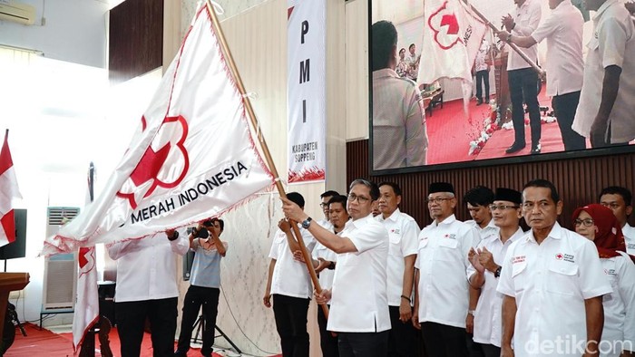 Ketua PMI Soppeng yang juga Wakil Bupati Soppeng Selle Ks Dalle mengibarkan bendera PMI.