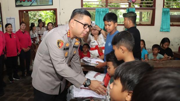 Kombes M Iqbal Simatupang memberikan bantuan perlengkapan sekolah
