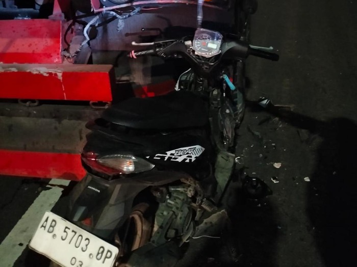 Kondisi sepeda motor yang menabrak bak truk di Wates, Kulon Progo, Kamis (18/9/2025).