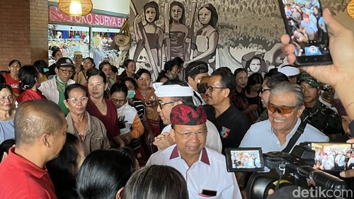 Gubernur Bali Wayan Koster menemui pedagang pasar di Pasar Kumbasari, Denpasar, Kamis (18/9/2025).