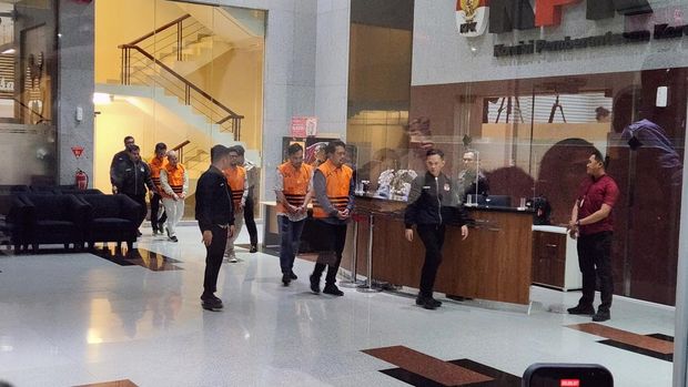 KPK melakukan penahanan 5 tersangka kasus dugaan korupsi pencairan kredit usaha pada PT Bank Perkreditan Rakyat Bank Jepara Artha (Perseroda) pada 2022-2024. Salah satu yang ditahan yaitu Direktur Utama (Dirut) Bank Jepara Artha, Jhendik Handoko, Kamis (18/9/2025).