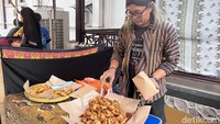 Kue ini mirip dengan kue cucur. Citarasanya legit karena manis dari gula jawa dengan sedikit rasa pahit di bagian pinggirannya.