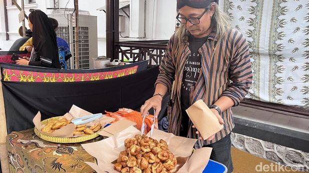 Salah satu penjual kue tolpit di Pasar Kangen 2025 di Taman Budaya Yogyakarta (TBY), Gondomanan, Kota Jogja, Kamis (18/9/2025).