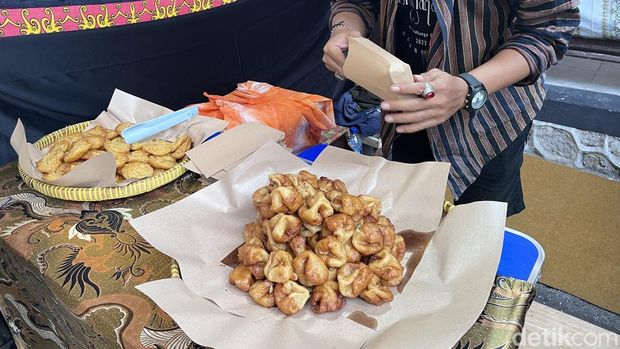 Jajanan kontol kejepit yang dijual di Pasar Kangen Jogja, Kamis (18/9/2025).