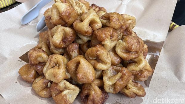 Penampakan kue adrem atau kue kontol kejepit jajanan khas Bantul di Pasar Kangen Jogja, Kamis (18/9/2025).