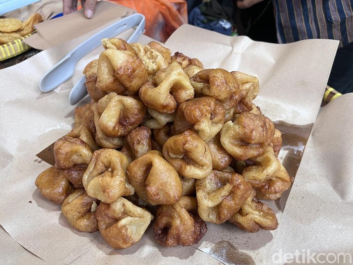 Penampakan kue adrem atau kue kontol kejepit jajanan khas Bantul di Pasar Kangen Jogja, Kamis (18/9/2025).