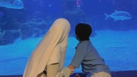 Gak lupa ia juga mengajak anaknya menghabiskan waktu bersama. Foto: dok instagram Larissa Chou