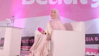 Dalam Instagram miliknya, Larissa Chou, memperlihatkan sedang sibuk dengan pekerjaan dan bisnisnya. Foto: dok instagram Larissa Chou