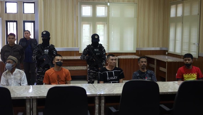 Lima tersangka kasus penyeludupan 2 ton narkotika di perairan Karimun dilimpahkan ke Kejari Karimun. (dok Kejari Karimun)