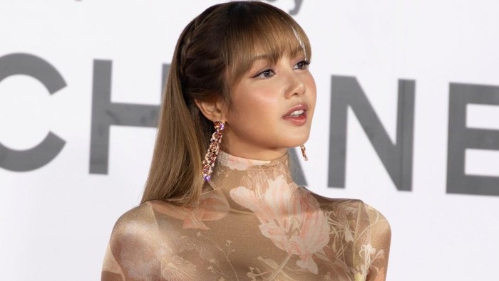 Gaya Lisa BLACKPINK menghadiri Busan International Film Festival 2025.