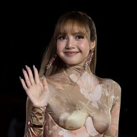 Sejumlah sineas Indonesia yang hadir di Busan International Film Festival 2025 terpantau memamerkan momen foto bersama Lisa BLACKPINK. Di antaranya Claresta Taufan, Devano Danendra, Fedi Nuril, hingga Reza Rahadian. Foto: Instagram