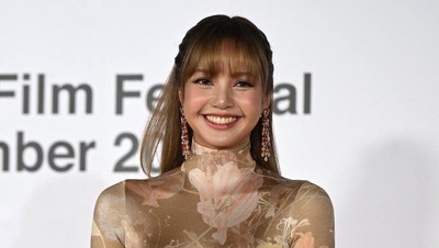 7 Foto Lisa BLACKPINK Curi Atensi Jadi Tamu Istimewa Busan Film Festival
