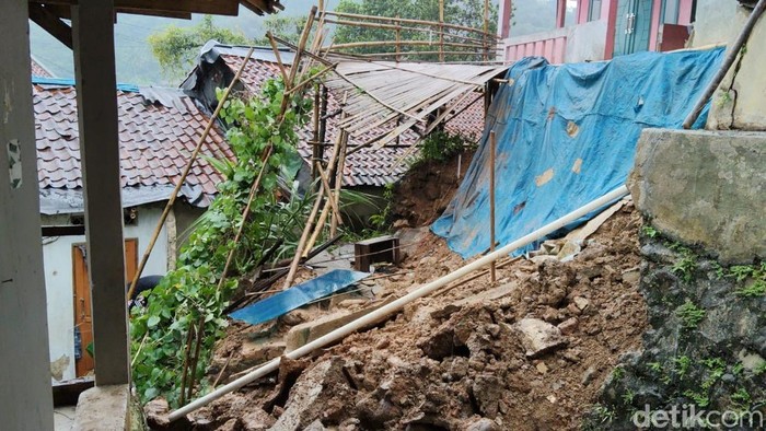 Longsor di Kecamatan Leuwiliang, Kabupaten Bogor