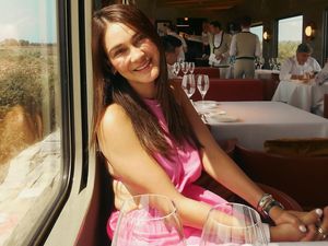 Foto Luna Maya dan Maxime Naik Kereta Super Mewah di Italia