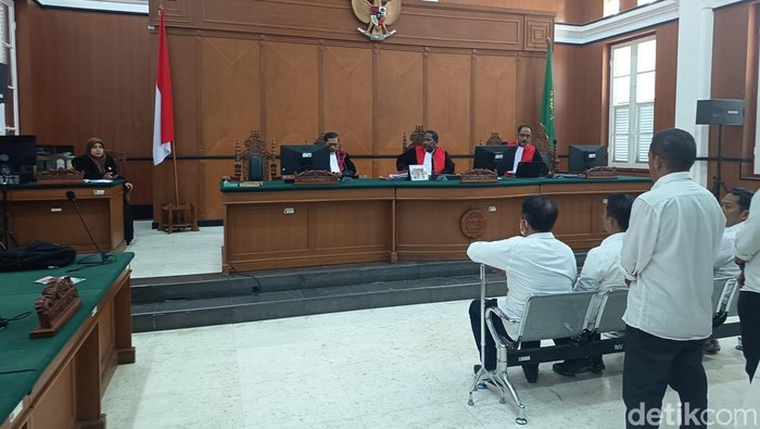 Mantan Kepala Dinas Sosial (Kadinsos) Makassar Mukhtar Tahir membacakan nota pembelaan atau pleidoi terhadap tuntutan Jaksa Penuntut Umum (JPU) dalam sidang kasus dugaan korupsi dana COVID-19 tahun anggaran 2020 senilai Rp 5,2 miliar.