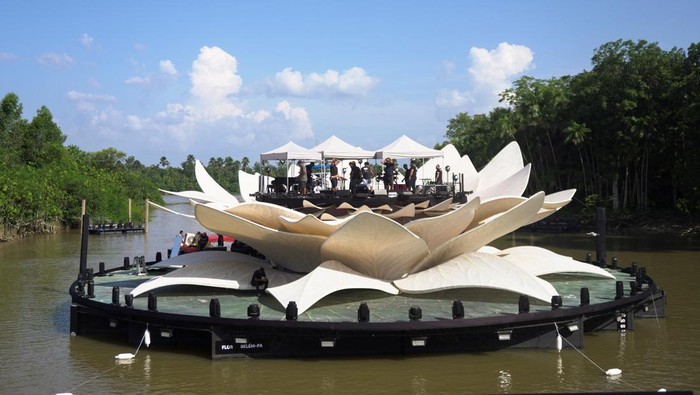 A drone view shows a floating stage shaped like a giant water lily, as it is set for concerts of singers Mariah Carey, Joelma, Gaby Amarantos and Dona Onete at the Guama River, in Belem, Para state, Brazil September 15, 2025. REUTERS/Marx Vasconcelos     TPX IMAGES OF THE DAY